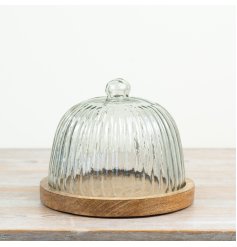 Keep your cakes and treats fresh and beautifully displayed with this elegant cake stand
