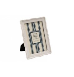 Showcase your treasured memories with a refined scalloped edge and beaded embellishments
