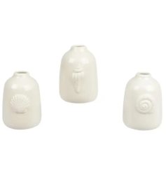 Charming small vases with glossy ivory finish and delicate sea-inspired designs
