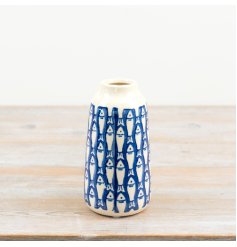 Elegant seaside-inspired vase perfect for displaying fresh blooms