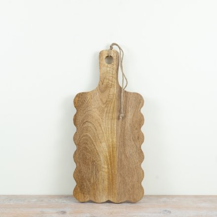a stylish scalloped edge chopping board perfect for al, your cutting needs 