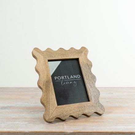 Elegant freestanding photo frame with charming wavy and scalloped edges