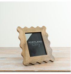 Elegant freestanding photo frame with charming wavy and scalloped edges