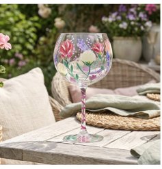 Elevate your gin moments with this charming Hedgerow Flowers glass adorned with delicate botanicals