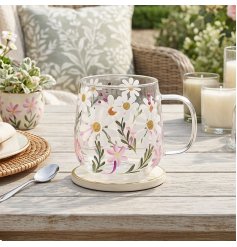 Enjoy your favourite drink in this elegant glass adorned with delightful daisy motifs