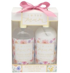 Pamper your mum with soothing hand care, wrapped in a delicate heart-themed design
