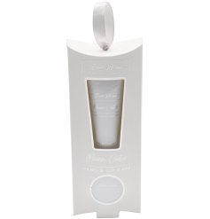 Indulge your skin with the fresh, soothing fragrance of freshly laundered linens from the Desire Aroma Warm Cotton set