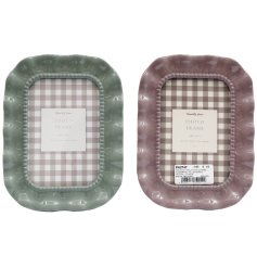 Elegant frilly-edged frame to showcase your favourite 4x6 inch photographs with a charming textured border.