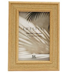 Elegant ribbed design for a timeless photo display